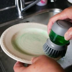 In Round Afwasborstel Met Zeepdispenser / Zeepreservoir – Inclusief Houder – Grijs – Afwas Borstel – Zeep Handborstel – Doseerpomp – Afwasmiddel Dispenser – Navulbaar 15 In Round Afwasborstel Met Zeepdispenser / Zeepreservoir – Inclusief Houder – Grijs – Afwas Borstel – Zeep Handborstel – Doseerpomp – Afwasmiddel Dispenser – Navulbaar -Dagelijkse Benodigdheden Winkel 1200x1200 514