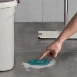 Heuts Goods - Gootsteenzeef - Gootsteenstop - Afvoerzeef - Afvoerstop - Spoelbal - Bad - Douchebak - Keuken - Wasbak - Badkuip - Siliconen - Donkerblauw 21 Heuts Goods - Gootsteenzeef - Gootsteenstop - Afvoerzeef - Afvoerstop - Spoelbal - Bad - Douchebak - Keuken - Wasbak - Badkuip - Siliconen - Donkerblauw -Dagelijkse Benodigdheden Winkel 1200x1200 71