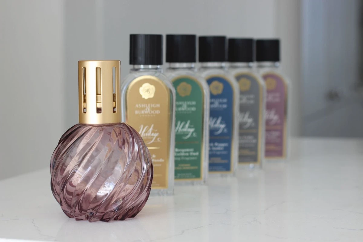 Ashleigh & Burwood Lampenolie Geurolie - Freesia & Orchid 250 Ml 8 Ashleigh & Burwood Lampenolie Geurolie - Freesia & Orchid 250 Ml - Afbeelding 6