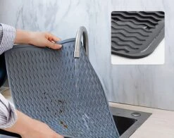 Merkloos Afdruipmat - Pannenonderzetter- Siliconen Mat - Zwart - 30 X 40 CM - Met Ophanggat - Hittebestendig 10 Merkloos Afdruipmat - Pannenonderzetter- Siliconen Mat - Zwart - 30 X 40 CM - Met Ophanggat - Hittebestendig -Dagelijkse Benodigdheden Winkel 1200x954 1