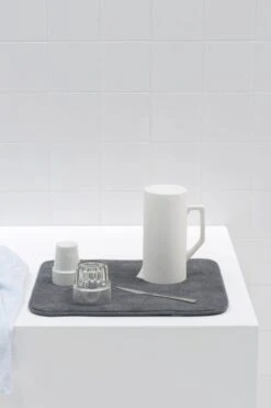 Brabantia SinkSide Afdruipmat Microvezel - 47 X 40 Cm - Dark Grey 10 Brabantia SinkSide Afdruipmat Microvezel - 47 X 40 Cm - Dark Grey -Dagelijkse Benodigdheden Winkel 799x1200 1