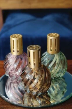 Ashleigh & Burwood Lampenolie Geurolie - Freesia & Orchid 250 Ml 12 Ashleigh & Burwood Lampenolie Geurolie - Freesia & Orchid 250 Ml -Dagelijkse Benodigdheden Winkel 800x1200 3